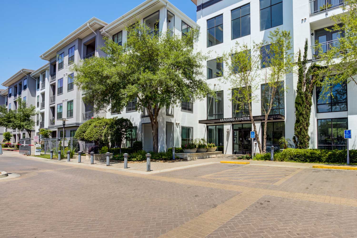 Caroline Uptown West; One Two Bedroom apartment homes in Houston Midtown Uptown Downtown Apartment Homes Pet friendly